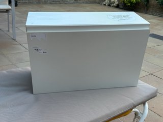 Mueble TV blanco con puertas