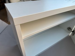 Mueble TV blanco con puertas