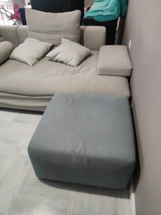 Elegante sofá modular gris y turquesa con puff