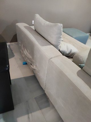 Elegante sofá modular gris y turquesa con puff