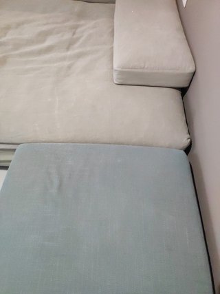 Elegante sofá modular gris y turquesa con puff