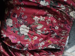 Blusa roja y floral hombros descubiertos
