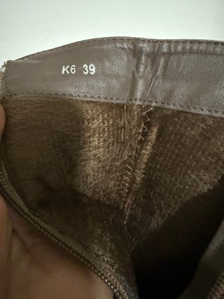 Botines de tacón marrones con hebilla dorada