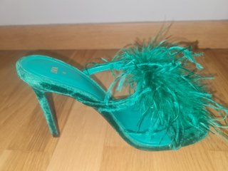 Sandalias Zara verdes plumas Talla 38