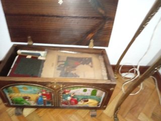 Baúl antiguo madera tallado a mano