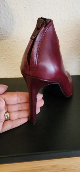 Botines de piel tacón fino burdeos
