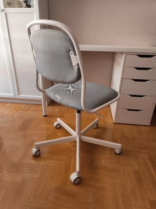 Silla giratoria blanca con ruedas
