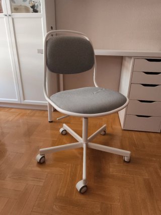Silla giratoria blanca con ruedas