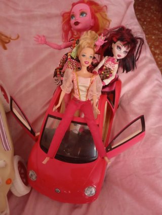 Coche con muñecas...
