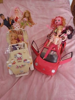 Coche con muñecas...