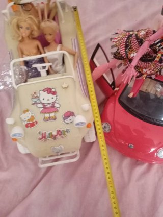 Coche con muñecas...