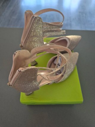 Zapatos dorados de tacón con tiras
