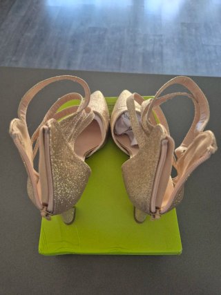 Zapatos dorados de tacón con tiras