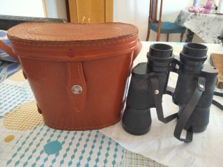 Prismáticos con funda de cuero