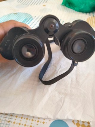 Prismáticos con funda de cuero