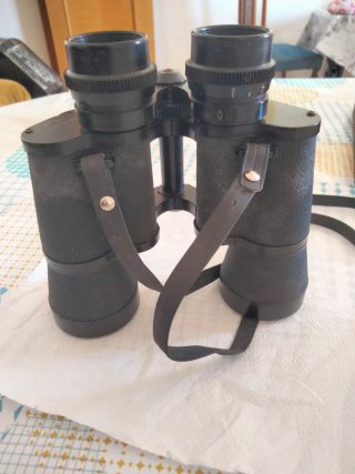 Prismáticos con funda de cuero