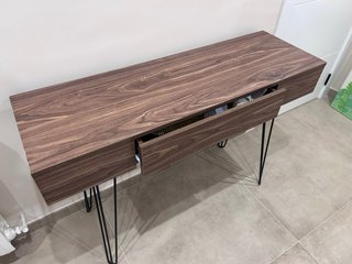 Recibidor moderno madera y metal.