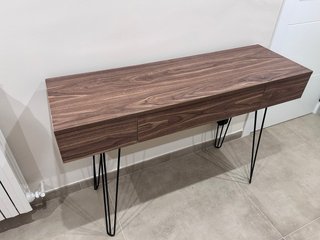 Recibidor moderno madera y metal.