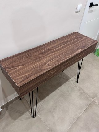 Recibidor moderno madera y metal.