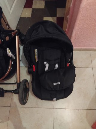 Carrito de bebé negro y dorado