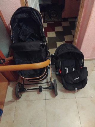 Carrito de bebé negro y dorado