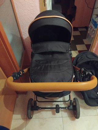 Carrito de bebé negro y dorado