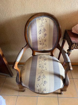 Coppia di poltrone classiche in legno massello