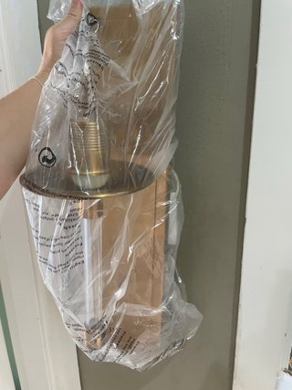 Lámpara de pared dorada y transparente