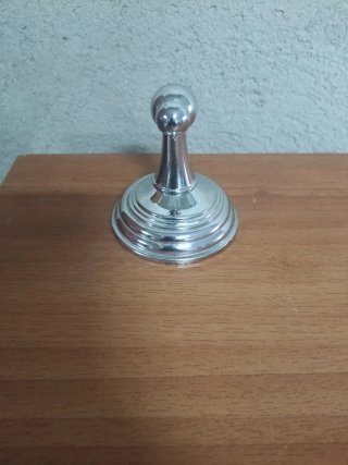 Grifo monomando plateado con mangueras más pomo