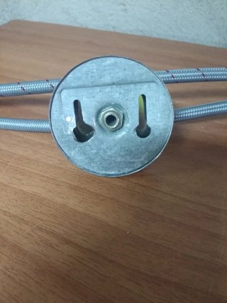 Grifo monomando plateado con mangueras más pomo