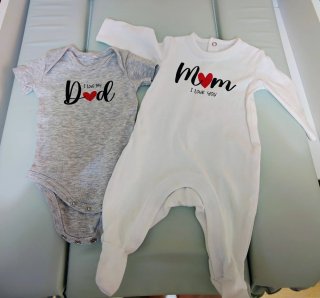 Ropa bebé Mom y Dad con corazón