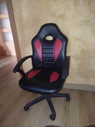Silla de escritorio negra y roja