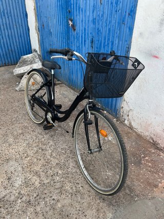 Bicicleta de paseo negra con cesta