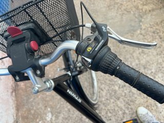 Bicicleta de paseo negra con cesta