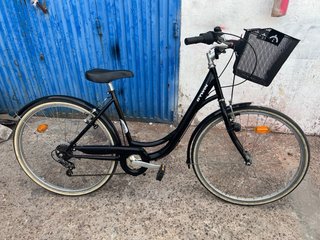 Bicicleta de paseo negra con cesta