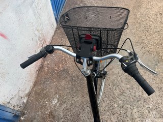 Bicicleta de paseo negra con cesta