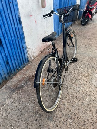 Bicicleta de paseo negra con cesta