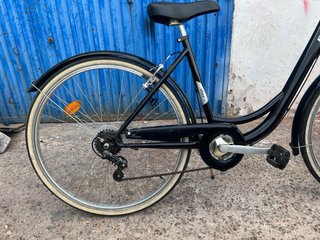 Bicicleta de paseo negra con cesta