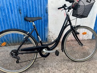 Bicicleta de paseo negra con cesta