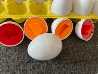 Juguete huevos para emparejar formas y colores