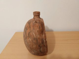 Botijo de alfarería con grabados pintados al horno