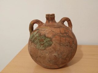 Botijo de alfarería con grabados pintados al horno