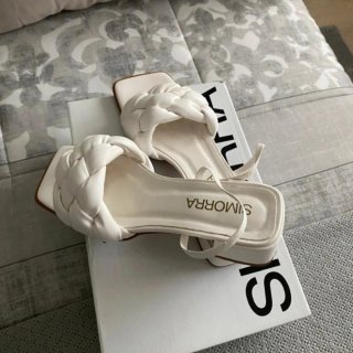 Sandalias blancas tejidas de piel
