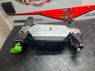 Mugen MBX8 con repuestos