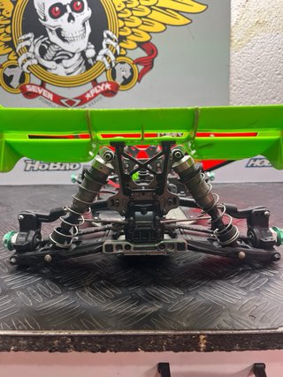 Mugen MBX8 con repuestos