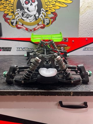 Mugen MBX8 con repuestos