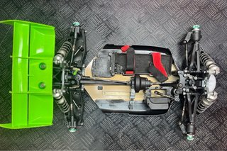 Mugen MBX8 con repuestos
