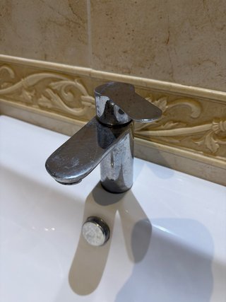Mueble de baño con lavabo + grifo + 2 patas