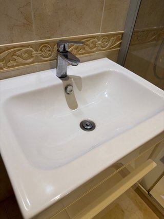 Mueble de baño con lavabo + grifo + 2 patas