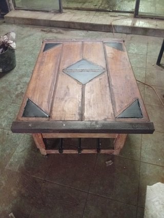 Mesa auxiliar artesanal madera y metal